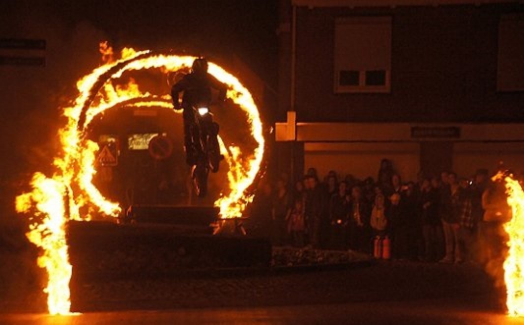 Nieuwjaarssprong door de vuurring